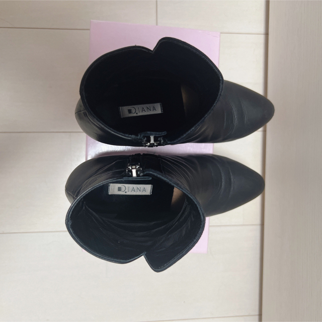 DIANA(ダイアナ)のDIANA ショートブーツ　太ヒール　黒　クロスムース　ダイアナ　スエード レディースの靴/シューズ(ブーツ)の商品写真