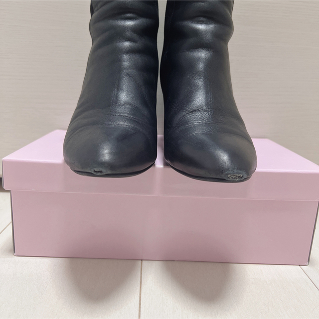 DIANA(ダイアナ)のDIANA ショートブーツ　太ヒール　黒　クロスムース　ダイアナ　スエード レディースの靴/シューズ(ブーツ)の商品写真