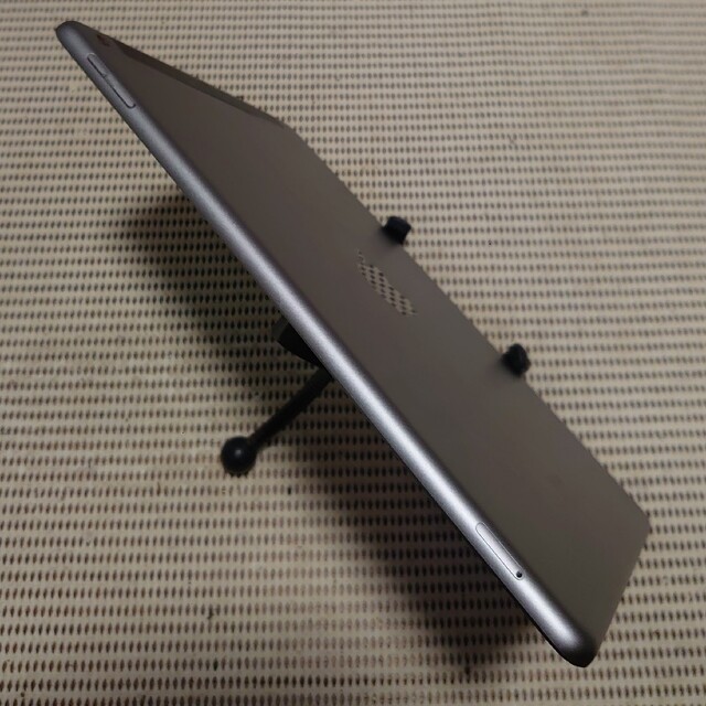 iPad(アイパッド)の完動品SIMフリー液晶無傷iPad第6世代(A1954)本体128GBグレイ スマホ/家電/カメラのPC/タブレット(タブレット)の商品写真