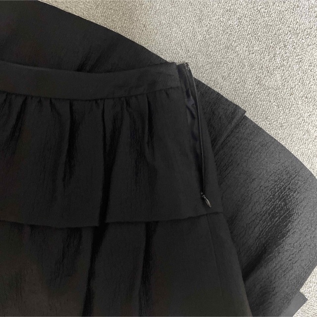 TO BE CHIC(トゥービーシック)の三陽商会　TO BE CHICトゥービーシック ティアードスカート  リボン　黒 レディースのスカート(ひざ丈スカート)の商品写真