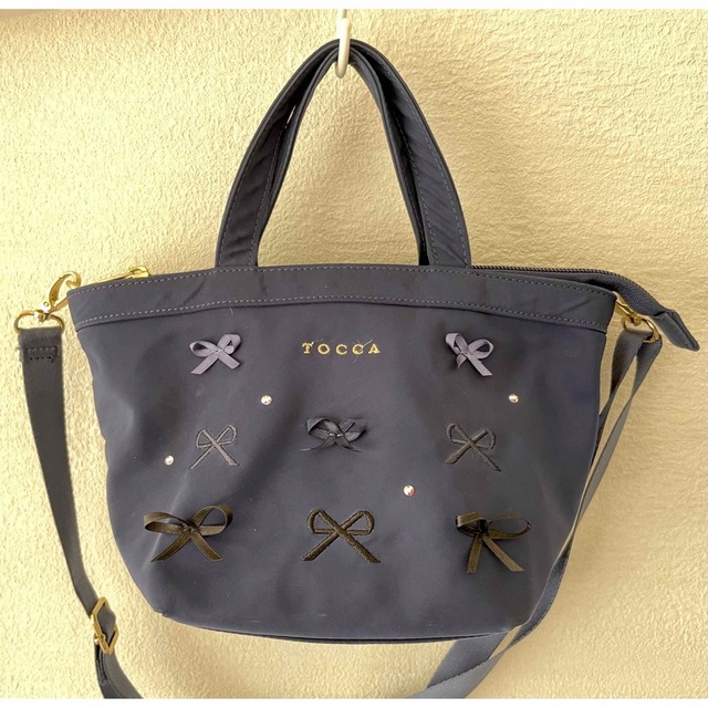 TOCCA(トッカ)のTOCCA トートバッグS 2way リボン ショルダーストラップ付 ネイビー レディースのバッグ(ショルダーバッグ)の商品写真