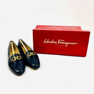 サルヴァトーレフェラガモ(Salvatore Ferragamo)の【未使用】サルヴァトーレフェラガモ ガンチーニローファーモカシン 6D ネイビー(ハイヒール/パンプス)