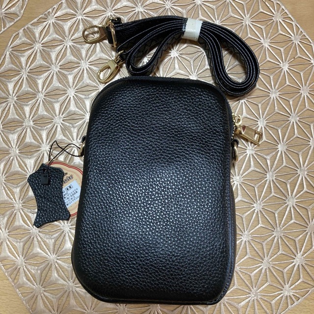 新品　タグ付き　スマホ　ポシェット　ショルダーバッグ　ブラック レディースのバッグ(ショルダーバッグ)の商品写真