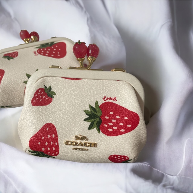 COACH - coach かわいいイチゴ がま口バッグの通販 by momo's shop ...