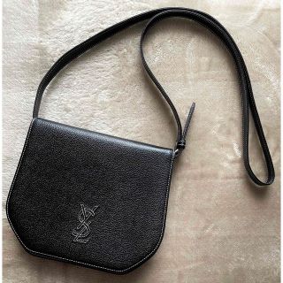 イヴサンローラン(Yves Saint Laurent)のYVES SAINT LAURENT ロゴステッチショルダーバッグ　ブラック(ショルダーバッグ)