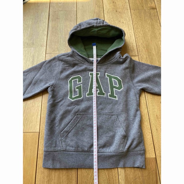 GAP Kids(ギャップキッズ)の【サイズ110】Gap kids グレー色　パーカー キッズ/ベビー/マタニティのキッズ服男の子用(90cm~)(ジャケット/上着)の商品写真