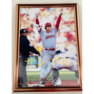 MLB - 大谷翔平 エンジェルス 安打後の塁上の笑顔フレームカラーピンク