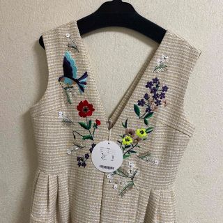 チェスティ(Chesty)のチェスティ　バード刺繍ジャンパースカート　ベージュ(ひざ丈ワンピース)