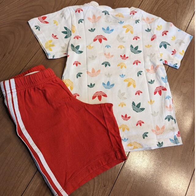 adidas(アディダス)のadidasセットアップ　90美品送料込 キッズ/ベビー/マタニティのキッズ服男の子用(90cm~)(Tシャツ/カットソー)の商品写真