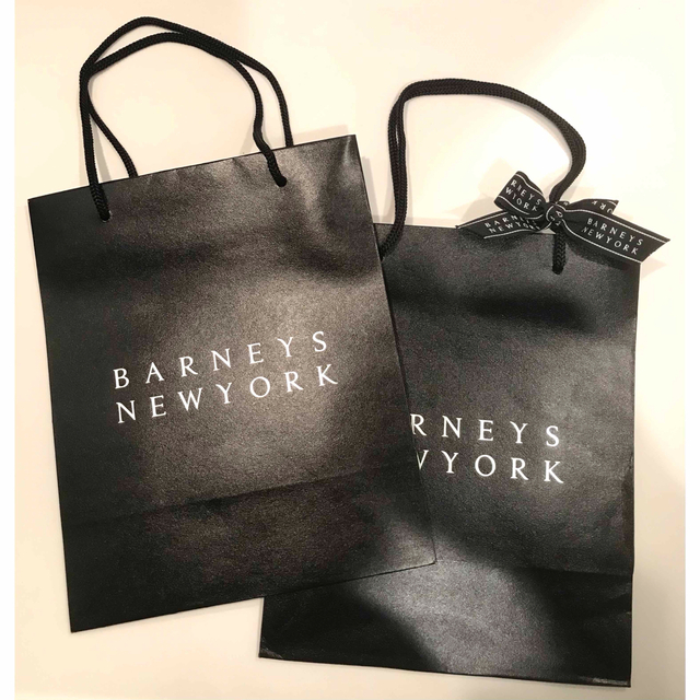 BARNEYS NEW YORK(バーニーズニューヨーク)のバーニーズニューヨーク　ショップ紙袋　黒　BARNEYS レディースのバッグ(ショップ袋)の商品写真