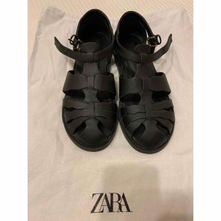 ザラ(ZARA)の【美品】ZARA グルカサンダル　黒(サンダル)