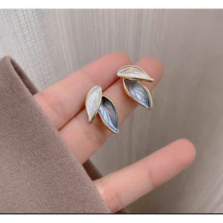 リーフ　ピアス　　シンプル　オシャレ 葉(ピアス)