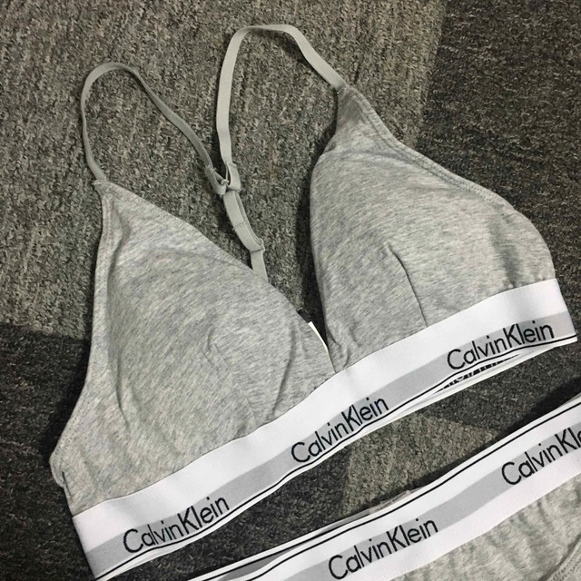 ck Calvin Klein(シーケーカルバンクライン)のカルバンクライン　レディース　上下セット　三角ブラ&ショーツ　灰　下着　S レディースの下着/アンダーウェア(ブラ&ショーツセット)の商品写真