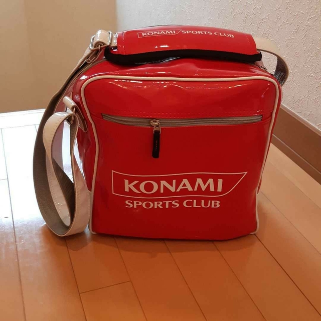 KONAMI(コナミ)のコナミKONAMI運動塾プールバック赤エナメル キッズ/ベビー/マタニティのこども用バッグ(レッスンバッグ)の商品写真