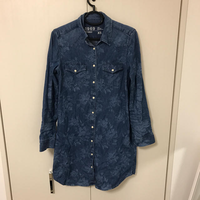 GAP(ギャップ)のGAP 花柄ロングデニムワンピース レディースのワンピース(ロングワンピース/マキシワンピース)の商品写真