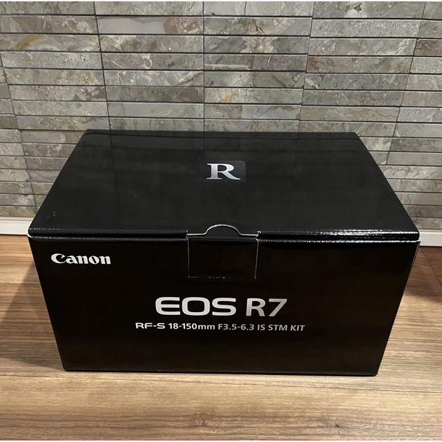 Canon(キヤノン)の新品EOS R7・RF-S18-150 IS STM レンズキット スマホ/家電/カメラのカメラ(ミラーレス一眼)の商品写真