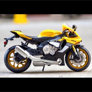 【大特価】YAMAHA YZF-R1  バイク（1/12スケール）(ミニカー)