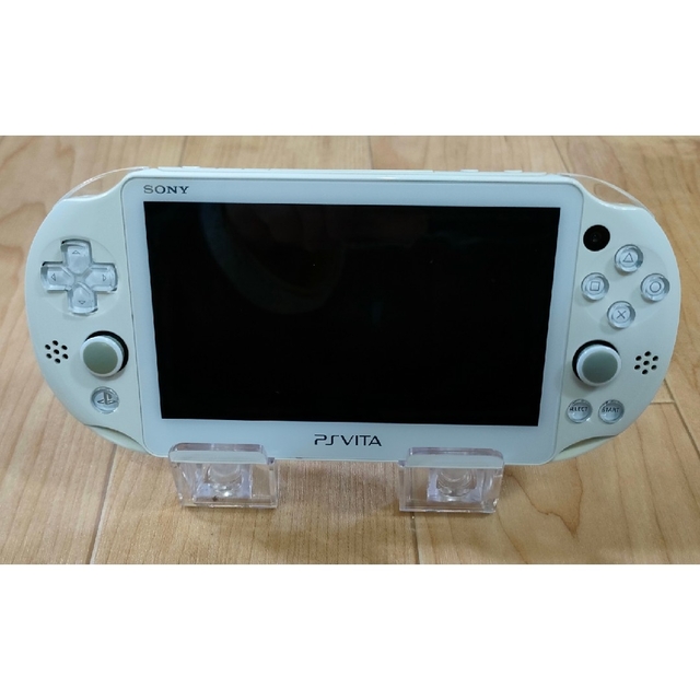 PlayStation Vita(プレイステーションヴィータ)のPlayStationVITA Wifi 16GBメモリーカード付 エンタメ/ホビーのゲームソフト/ゲーム機本体(携帯用ゲーム機本体)の商品写真