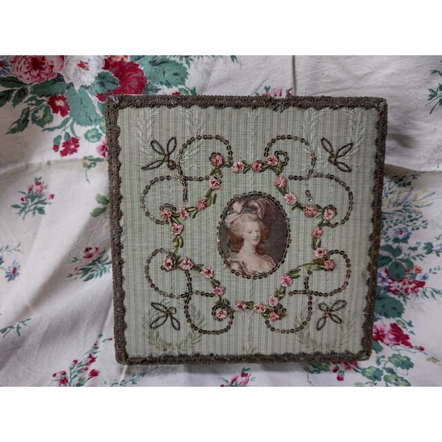 フランス アンティーク カルトナージュBOX 貴婦人 リボン刺繍 フランス アンティーク カルトナージュBOX 貴婦人 リボン刺繍