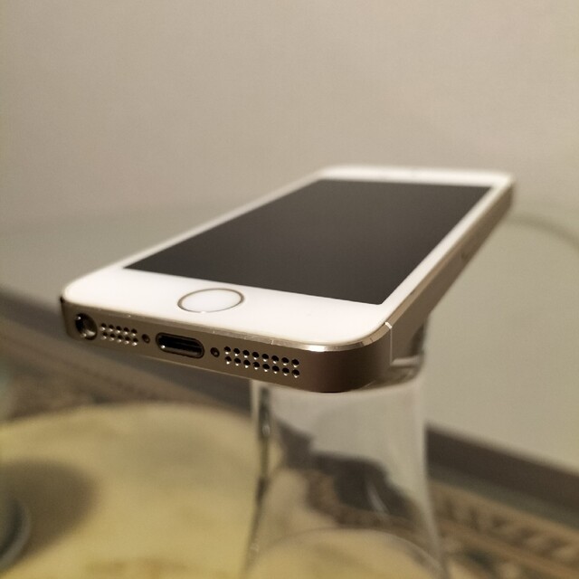 Apple(アップル)のiphone 5s docomo (本体のみ) スマホ/家電/カメラのスマートフォン/携帯電話(スマートフォン本体)の商品写真