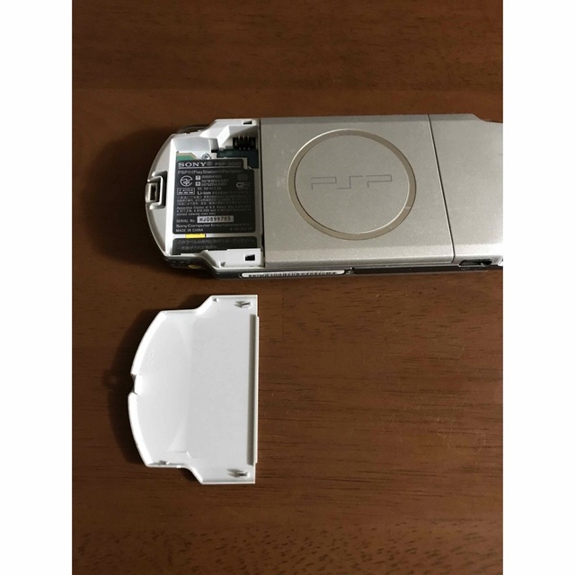 PlayStation Portable(プレイステーションポータブル)のPSP3000 シルバー ジャンク品 エンタメ/ホビーのゲームソフト/ゲーム機本体(携帯用ゲーム機本体)の商品写真