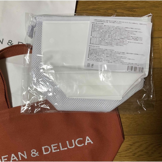 DEAN & DELUCA(ディーンアンドデルーカ)のDEAN&DELUCAクッションバッグインバッグとチャリティー トートバッグS レディースのファッション小物(ポーチ)の商品写真