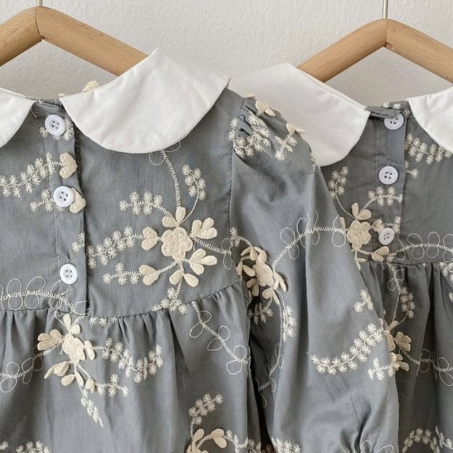 110サイズ グレー 花の刺繍 ワンピース キッズ/ベビー/マタニティのキッズ服女の子用(90cm~)(ワンピース)の商品写真