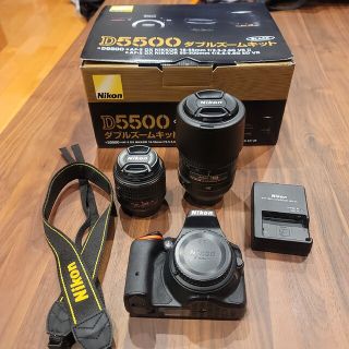 ニコン(Nikon)のD5500 ダブルズームキット ブラック色(デジタル一眼)