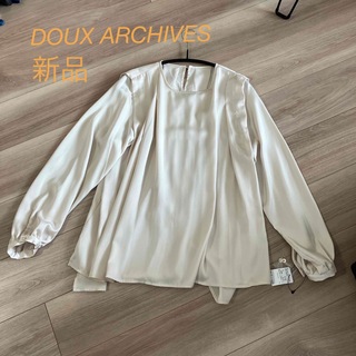 ドゥアルシーヴ(Doux archives)のDOUX ARCHIVES☆新品　ブラウス　ベージュ(シャツ/ブラウス(長袖/七分))