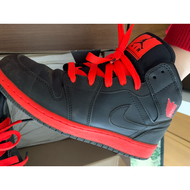 NIKE AIR JORDAN 1 MID  black red レディース レディースの靴/シューズ(スニーカー)の商品写真