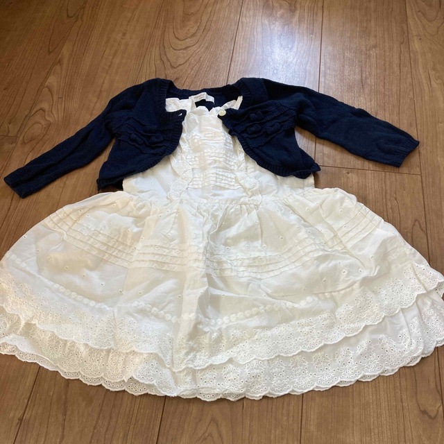 H&M(エイチアンドエム)の白ワンピース＋紺色カーディガン80 キッズ/ベビー/マタニティのベビー服(~85cm)(カーディガン/ボレロ)の商品写真