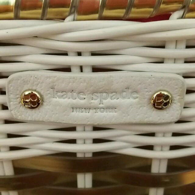 kate spade new york(ケイトスペードニューヨーク)のkate spade⁄ビニールかごバッグ⁄白✕ゴールド レディースのバッグ(かごバッグ/ストローバッグ)の商品写真