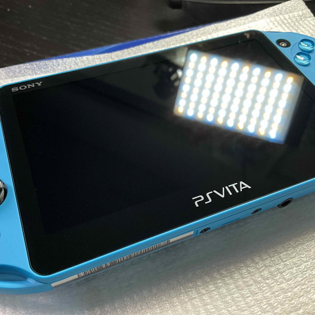 PlayStation Vita(プレイステーションヴィータ)のSONY PlayStationVITA 本体  PCH-2000 ZA23 エンタメ/ホビーのゲームソフト/ゲーム機本体(携帯用ゲーム機本体)の商品写真