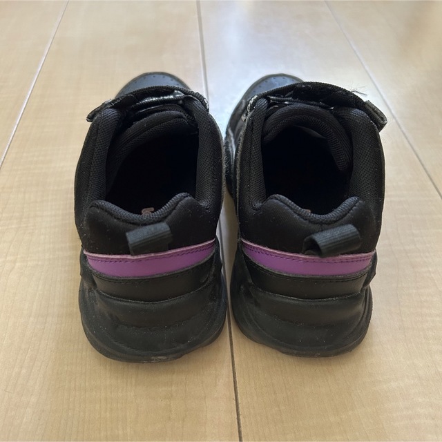 女の子 スニーカー 18cm ブラック キッズ/ベビー/マタニティのキッズ靴/シューズ(15cm~)(スニーカー)の商品写真