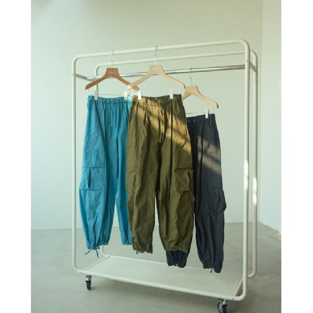 BLACK by moussy(ブラックバイマウジー)のblby military balloon pants レディースのパンツ(カジュアルパンツ)の商品写真