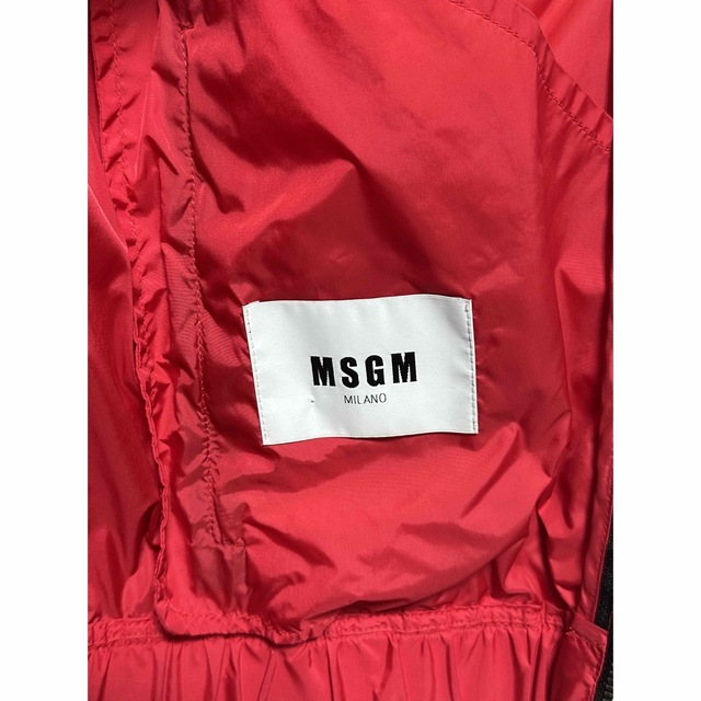 MSGM(エムエスジイエム)のMSGM ナイロンジップアップパーカー レッド メンズ 44 メンズのトップス(パーカー)の商品写真