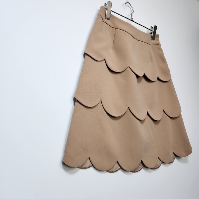 TO BE CHIC(トゥービーシック)のトゥービーシック　スカラップ　スカート レディースのスカート(ひざ丈スカート)の商品写真