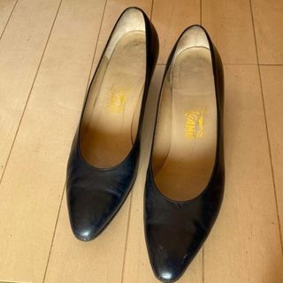 サルヴァトーレフェラガモ(Salvatore Ferragamo)のフェラガモ　紺色パンプス　サイズ7(ハイヒール/パンプス)