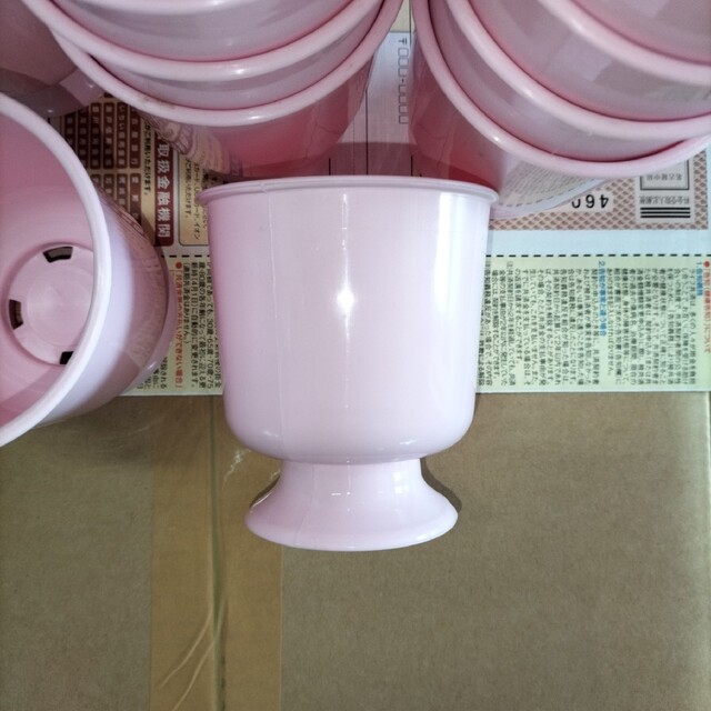 プラスチック鉢 プラ鉢 ピンク色 ３号鉢 04/19の通販 by のぶゆき｜ラクマ