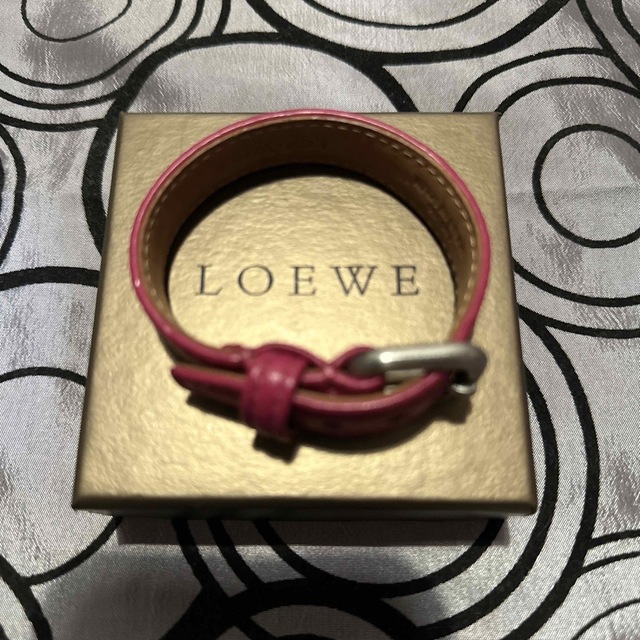 LOEWE(ロエベ)のLOEWE・レザー・ブレスレット・ピンク レディースのアクセサリー(ブレスレット/バングル)の商品写真