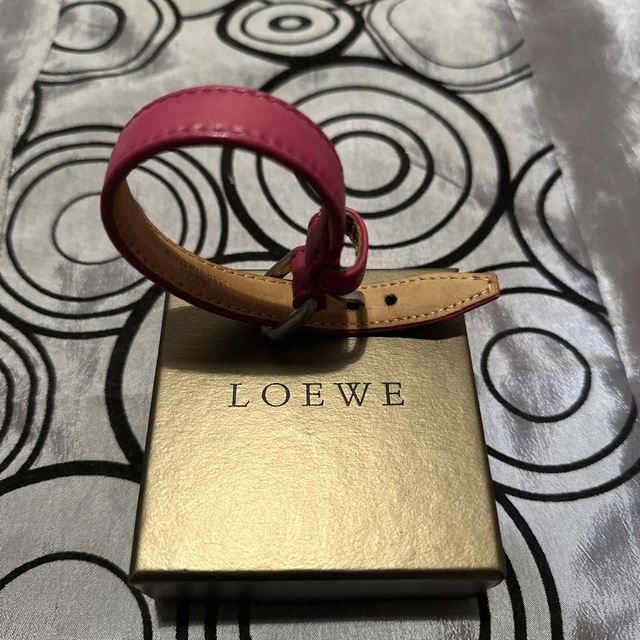 LOEWE(ロエベ)のLOEWE・レザー・ブレスレット・ピンク レディースのアクセサリー(ブレスレット/バングル)の商品写真