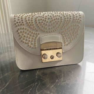 フルラ(Furla)の美品フルラショルダーバック　白　スタッズ　オシャレ(ショルダーバッグ)