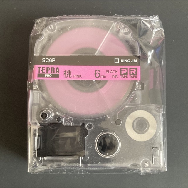 キングジム(キングジム)のテプラ・プロ テープカートリッジ ピンク 6mm SC6P（1コ入） インテリア/住まい/日用品のオフィス用品(OA機器)の商品写真