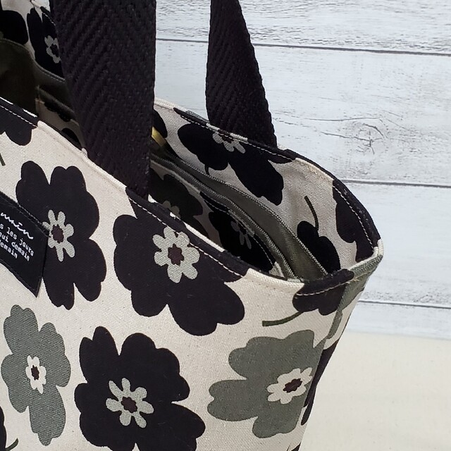 ミニトートバッグ『黒とグレーの大きな花柄×チャコールグレー』 ハンドメイドのファッション小物(バッグ)の商品写真
