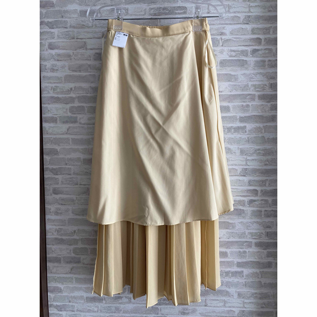 GU(ジーユー)のGU シフォンプリーツロングスカート　イエロー　XS レディースのスカート(ロングスカート)の商品写真