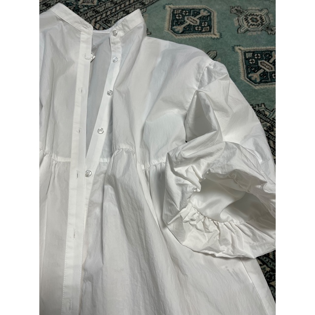 LOWRYS FARM(ローリーズファーム)の白シャツ　ブラウス　ぽわん袖 レディースのトップス(シャツ/ブラウス(長袖/七分))の商品写真