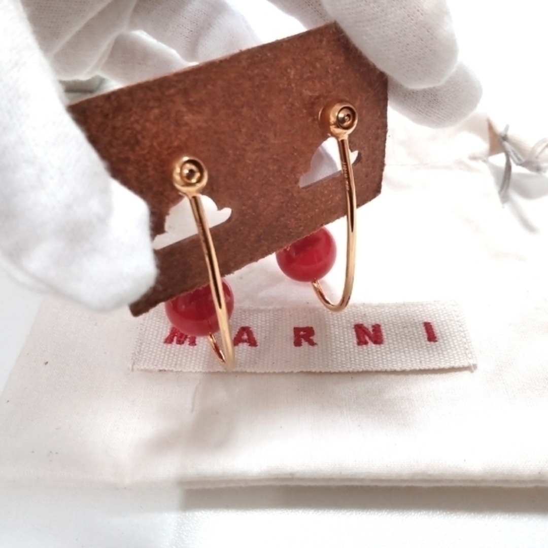 Marni(マルニ)のMARNI 赤玉ピアス 大ぶりボールピアス レッド×ゴールド レディースのアクセサリー(ピアス)の商品写真