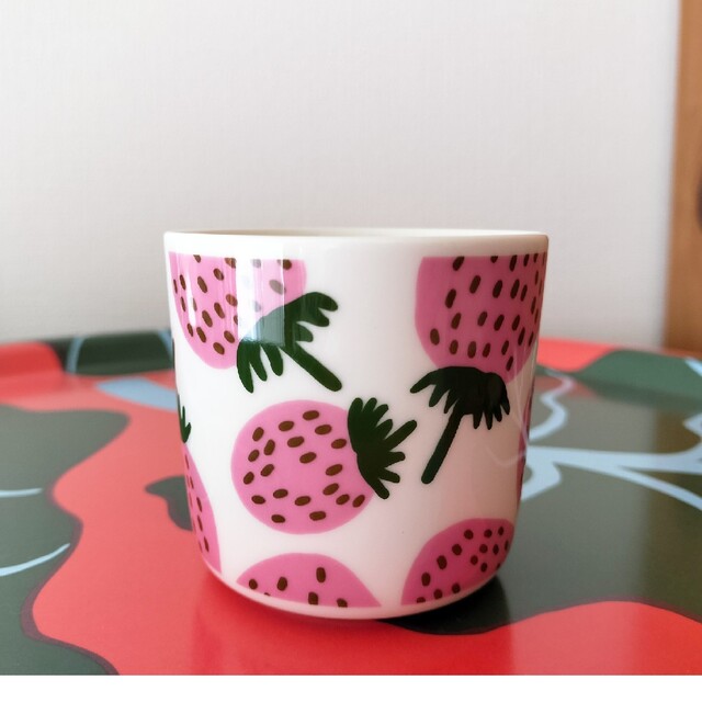 marimekko(マリメッコ)のマリメッコ　ラテマグ　マンシッカ　アジア限定　いちご インテリア/住まい/日用品のキッチン/食器(食器)の商品写真