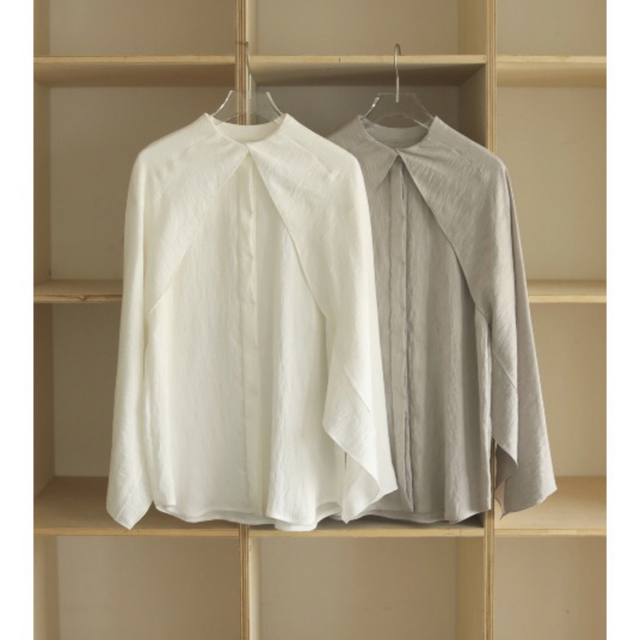 TODAYFUL(トゥデイフル)の新品❗️未使用‼️ TODAYFUL  クレープケープシャツ　ホワイト レディースのトップス(シャツ/ブラウス(長袖/七分))の商品写真
