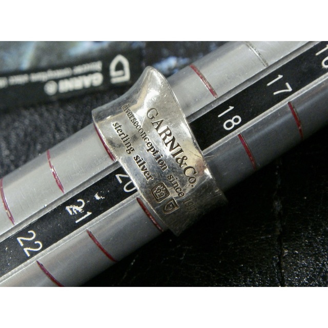 ガルニ GARNI シルバーリング ロゴスタンプ　約19号 メンズのアクセサリー(リング(指輪))の商品写真